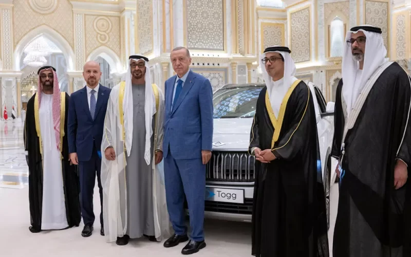 شاهد.. الفرق بين السيارة التي اهداها اردوغان لمحمد بن زايد والسيارتين اللتان اهداها للملك سلمان والامير محمد بن سلمان