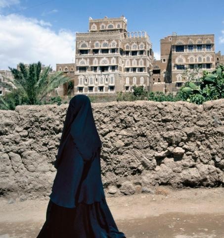 تفاصيل قصة فتاة يمنية تقيم في قطر منعت من السفر إلى ماليزيا