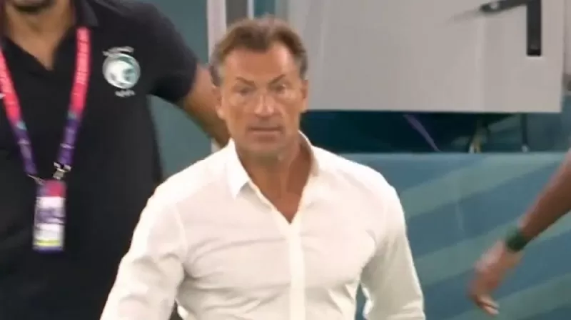 بغضب شديد والشرار يتطاير من عينيه .. شاهد كيف استقبل مدرب منتخب السعودية اللاعبين بعد انتهاء المباراة والخسارة من بولندا بهدفين
