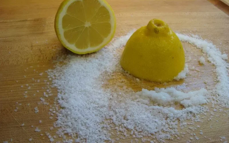 لن تصدق ما الذي سيحدث إن وضعت الليمون مع الملح بجانب السرير قبل النوم.. سيدهشك الأمر !!