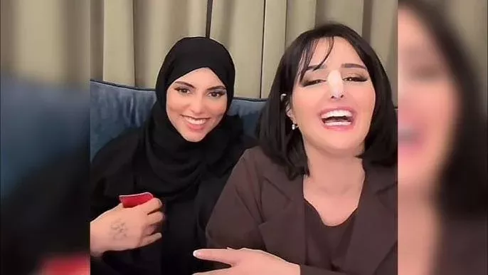 بالفيديو: علاقة غريبة بين التيك توكر اليمنية ميار والسعودية كادي الجريسي