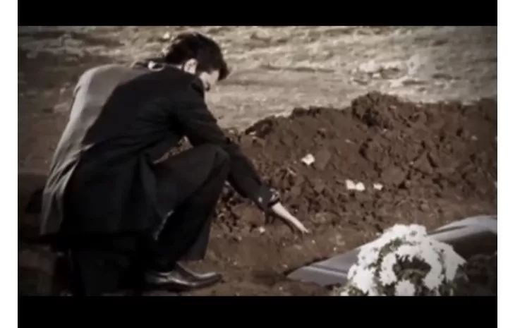 كان يزور قبر زوجته باستمرار وفجأة سمع اصوات غريبة تخرج من القبر وعند فتحه كانت الكارثة التي اسقطته في القبر بدل زوجته