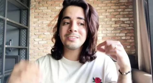 الإماراتي بدر خلف: أنا ليش أشبه أم عصومي ووليد بالحجاب؟