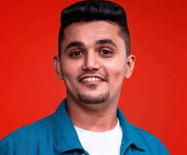 من أكبر جامع في تركيا.. فنّان يمني شاب يتغنى برمضان باللهجة اليمنية (فيديو)