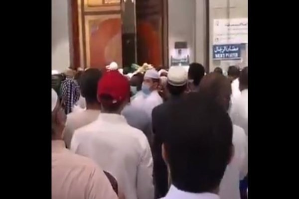 فيديو متداول: زحام شديد على أبواب “مسجد قباء” عند الدخول لصلاة الجمعة