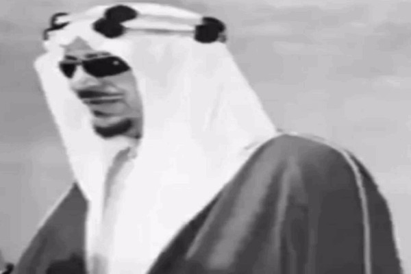 شاهد: فيديو نادر للملك سعود وهو يخطب الجمعة في بريدة .. والكشف عن تاريخ تصويره