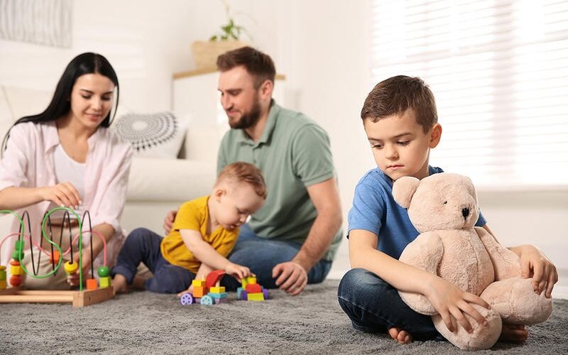 6 أخطاء أبوية تسبب الغيرة بين الإخوة