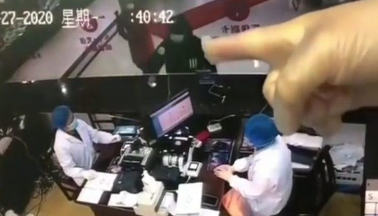 شاهد: مصاب بفيروس “كورونا” يحاول نقل مرضه لموظفتي استقبال أحد المستشفيات بهذا التصرف الخطير