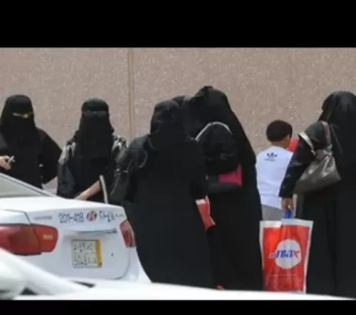 ضرب وركل وصفعات .. مشاجرة نسائية حامية داخل مجمع تجاري في السعودية (فيديو)