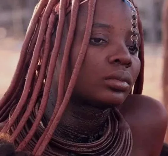 بلا ملابس وكما ولدتهم امهاتهم .. ممارسـات أغرب قبيلة في الأرض رجالها ونسائها ما يفعلونهُ بالفتيات المراهقات عند البلوغ لا يتخيله عقل ولايتحملة بشر .!!