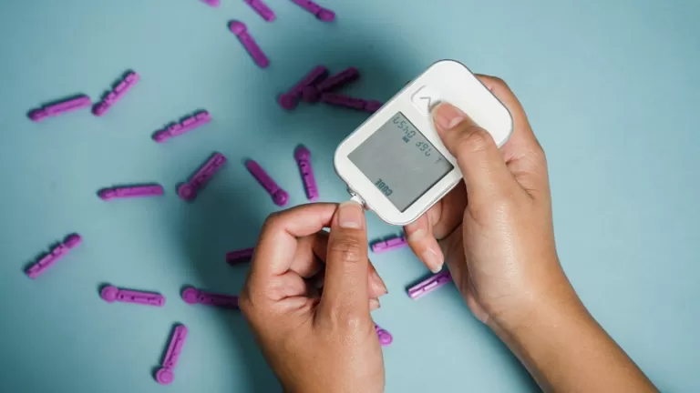 اطباء يكشفون عن ثورة طبية تغير حياة مرضى السكري وتجعلهم يعيشون حياة طبيعية بدون ممنوعات ولا ادوية