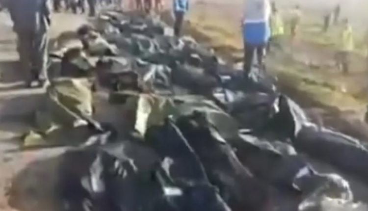 شاهد: فيديو صادم للعشرات من جثث ضحايا الطائرة الأوكرانية التي سقطت في إيران