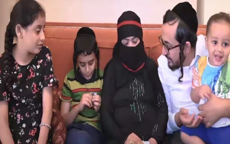 عائلة يهودية يمنية إنتقلت من بريطانيا إلى الإمارات والغرابه إنها لازالت متمسكة بالنقاب وعادات وتقاليد اليمن .. صور