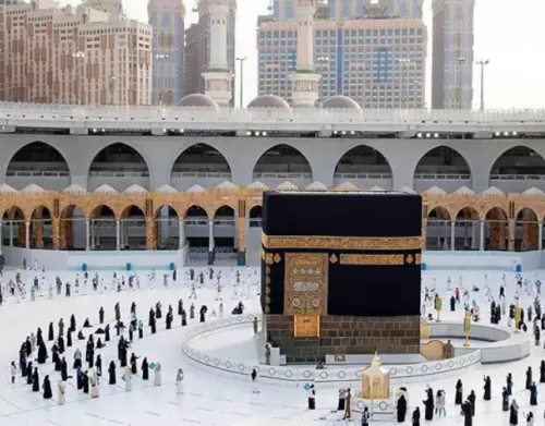 السعودية تكشف عن حقيقة السماح لمن يحملون تأشيرة سياحية بأداء مناسك العمرة