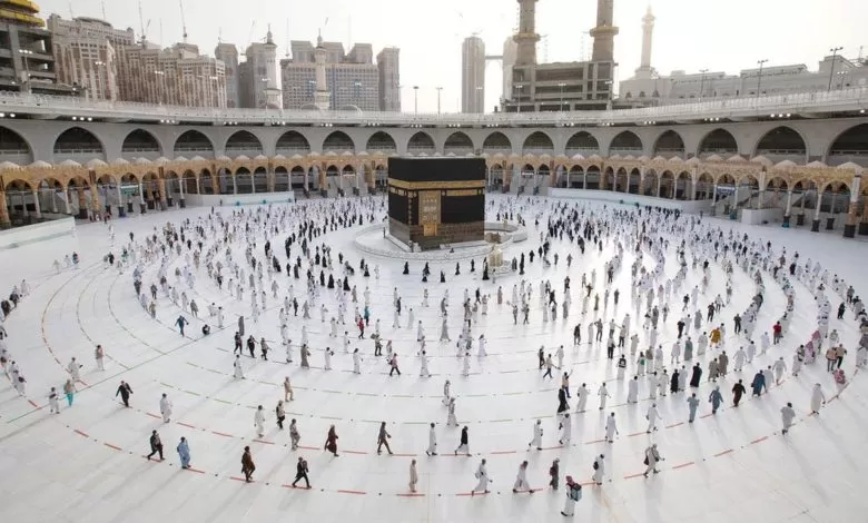 اخيراً : السعودية تكشف عن السبب الخفي وراء وضع “حاجز خشبي” حول الحجر الأسود بالكعبة الشريفة