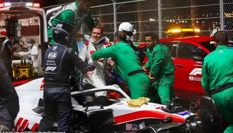 شاهد الفيديو الكامل للحادث المروع الذي تعرض له شوماخر في جدة والاضرار التي اصابته وكيف تحولت سيارته بعد الحادث !