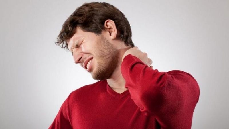 علاج آلام الرقبة.. بين الأدوية والحلول المنزلية أيهما أفضل؟