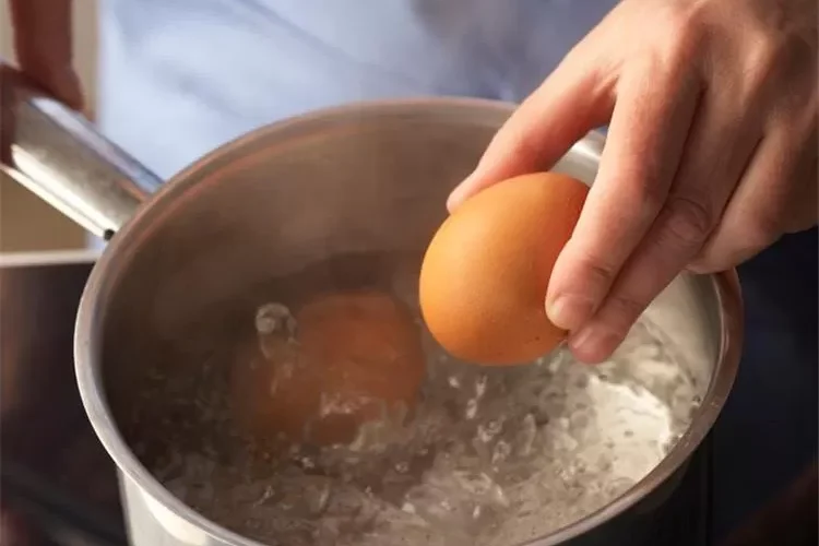 هذا ما سيدث عند وضع قطعة من الخبز أثناء سلق البيض وشاهد ماذا يحدث !!