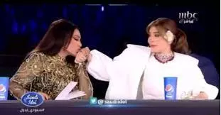 فيديو صادم لأحلام وهي تقبل يد أصالة بطريقة مهينة