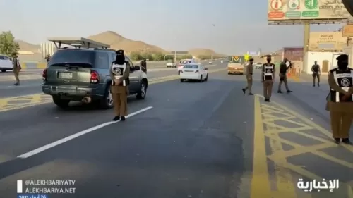 شاهد بالفيديو: المجندات السعوديات الجميلات ينظمن دخول المعتمرين للمسجد الحرام