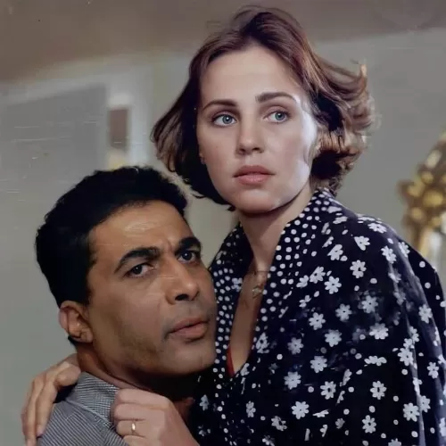 شاهد: اشهر فنانة اغراء في مصر بعد ان تركت الفن وتزوجت من ثري خليجي تكشف ما فعله بها احمد زكي بعد ان رفضت ان يقبلها في مكان حساس