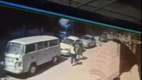 بالفيديو : فتاة منعت شاب من التحرش بها ففعل بها ما هو اسوأ