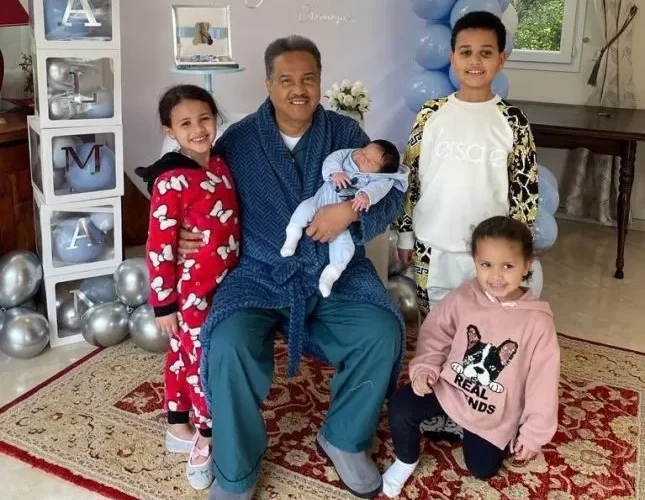 شاهد صورة لفنان العرب مع ابنه الجديد سلمان وباقي ابناءه تشعل المملكة وهذا هو عدد ابناءّ الذكور