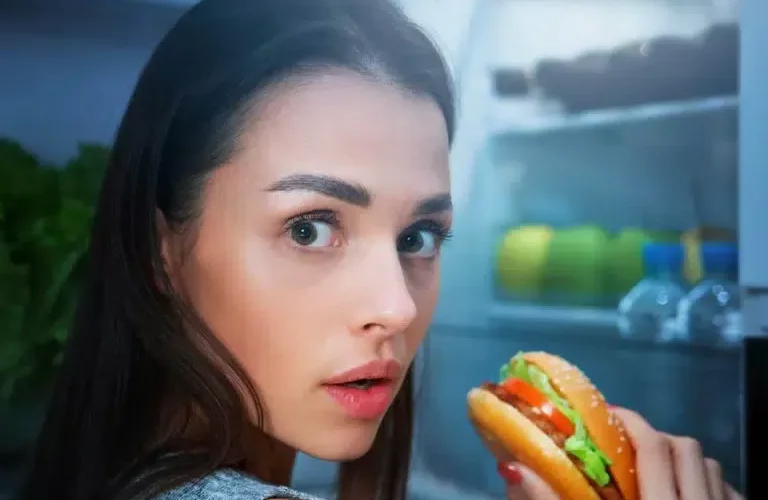 تناولك لهذه الأنواع من الأطعمة يسبب لك الخمول والشعور بالتعب والنعاس طوال اليوم .. تعرف عليها