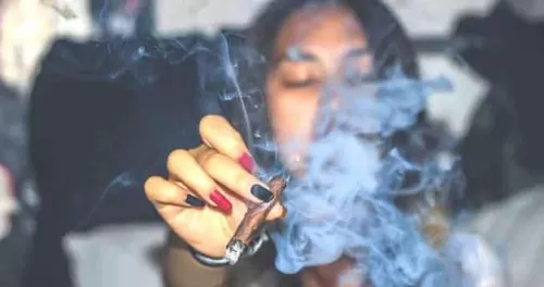 ضبط اشهر مغني راب في السعودية مع فتاتين في اوضاع فاضحة وهذا هو مصيره مع الفتاتين