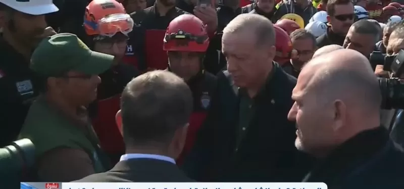 شاهد. ما فعله الرئيس التركي عند زيارته مقر الفريق السعودي للاغاثة في انطاكيا