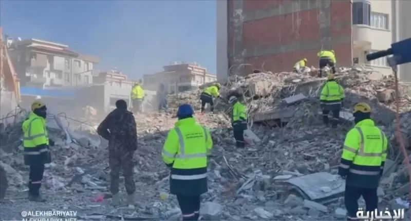 بالفيديو: هكذا يستخرج فريق الانقاذ السعودي الناجين من تحت الانقاض في زلزال تركيا