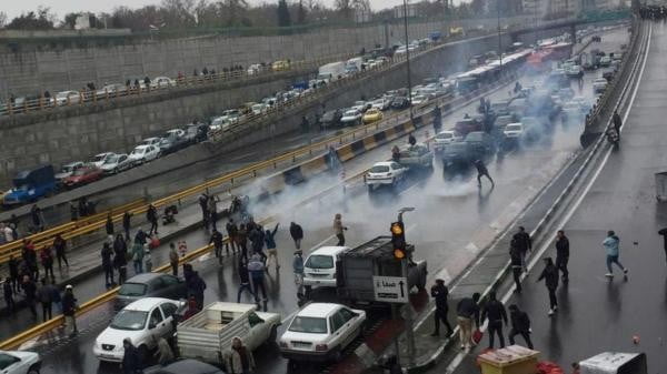 المتظاهرون يمزقون صور خامنئي وقاسم سليماني وواشنطن تعلن دعمها لانتفاضة الإيرانيين