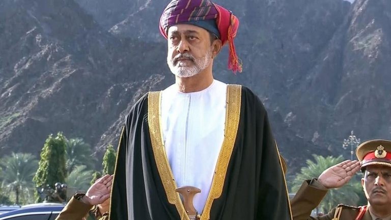 حقيقة إلغاء جميع ألقاب سلطان عمان