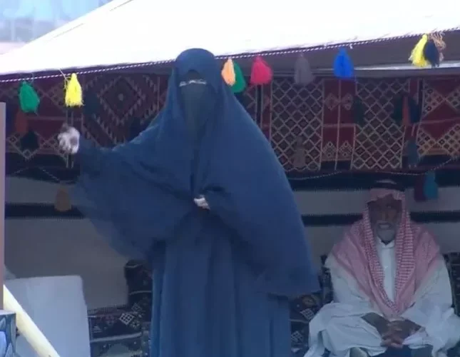 “شوفك يطرد الهمي”.. شاهد: مناداة امرأة لـ “المنقيات” الفائزة في مهرجان الملك عبدالعزيز للإبل6 !!