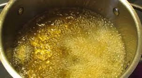 شاب في المملكة غمس وجه زوجته في الزيت المغلي امام اطفاله الثلاثة والزوجة تكشف السبب وتصدم الجميع بموقفها من زوجها وما فعله بها