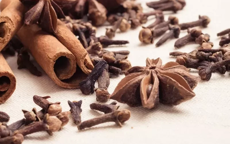 اطباء يكشفون فوائد القرنفل على خصوبة وفحولة الرجال