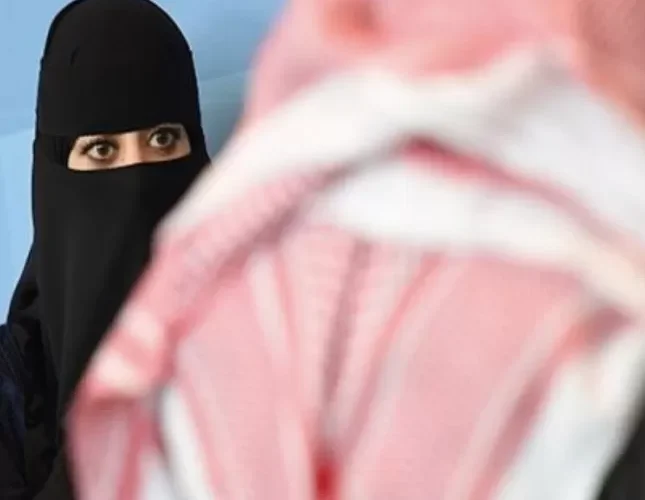 سافر في رحلة عمل وترك زوجته الجميلة وعندما عاد ونظر الى وجهها المشوه فعل بها ما لا يصدقه اي انسان