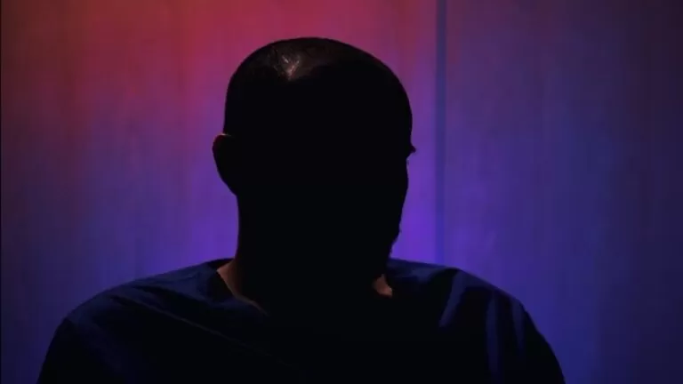 بالفيديو: سعودي يروي تفاصيل التغريدة التي رمت به خلف القضبان في سجون المملكة