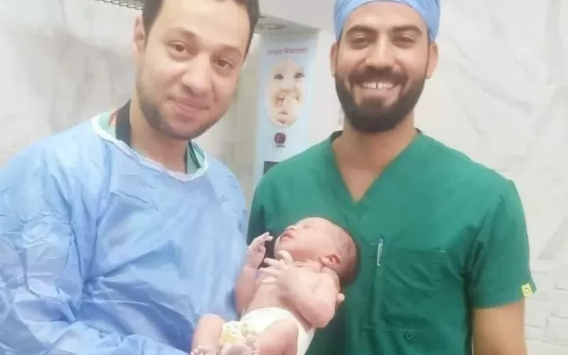 في واقعة غريبة جدا.. مصرية تدخل مستشفى بسبب آلام في بطنها لتخرج بمولود!!