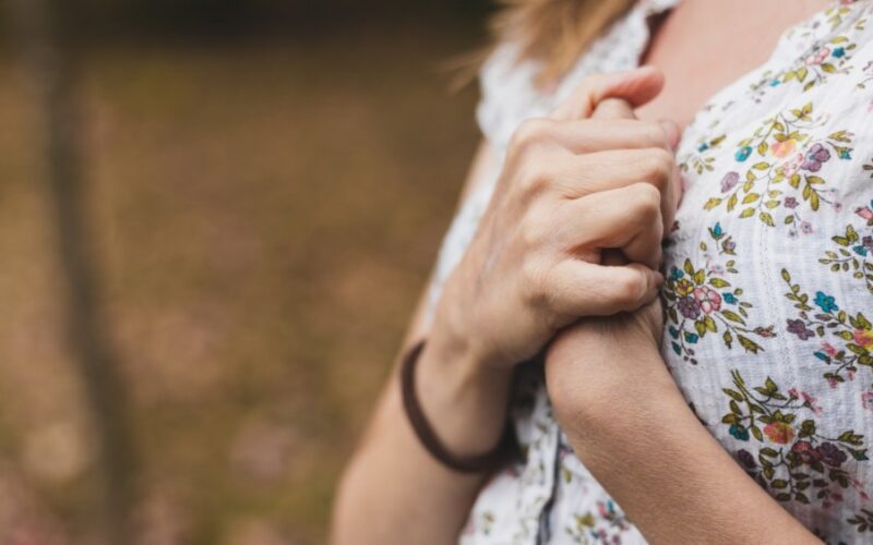 7 أسباب وراء ألم الثدي.. متى تزورين الطبيب؟