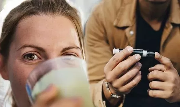 ثلاثة مشروبات شعبية رخيصة الثمن ولها قوة خارقة في زيادة افراز الأنسولين وخفض السكري بدون ادوية خلال دقائق وتستطيع ان تأكل ما تريد بعد شربها