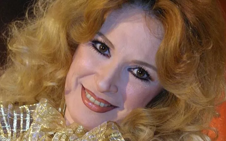 الفنانة نيللي التي خطبها اخر ازواجها في ملهى ليلي وقدم لها كوب من الوسكي كمهر لها وطلقها كل ازواجها لهذا السبب الصادم