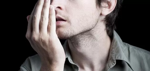 تخلص من رائحة الفم الكريهة خلاص ثواني بمكون طبيعي رهيب رخيص الثمن وموجود في اي مكان تذهب اليه