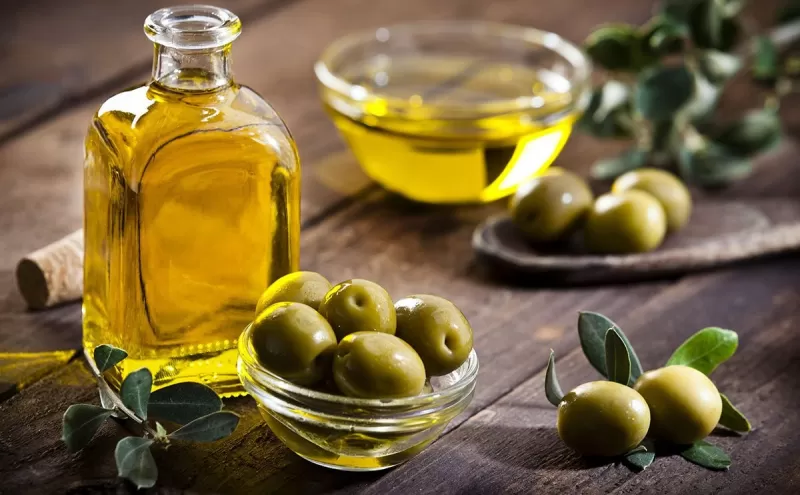 هذا ما يفعله تناول ملعقة زيت الزيتون مع حبات من القرنفل في جسمك خلال يومين فقط ستتغير حياتك