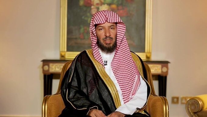 بالفيدو: شيخ في السعودية يعلق على اخلاء صحن المطاف