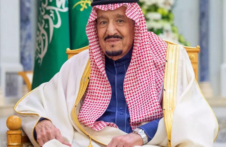 شاهد.. الامن السعودي يداهم سكن في مكة المكرمة وسط زحام الحجاج وما كان يحدث داخل المكان يشيب له الرأس