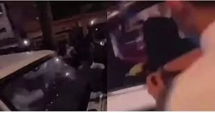 فيديو صادم لفتاة في السعودية تصرخ بعد تعرضها لتحرش جماعي من شباب غير طبيعين في احتفالات اليوم الوطني