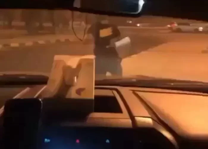 رجل يعترض طريق عائلة ويحاول الاعتداء عليهم بالساطور على طريق عام في الكويت(شاهد الفيديو)