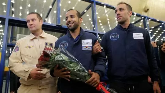 زائر الفضاء المستعجل الإماراتي هزاع المنصوري يتباهى : حملت علم اسرائيل الى الفضاء