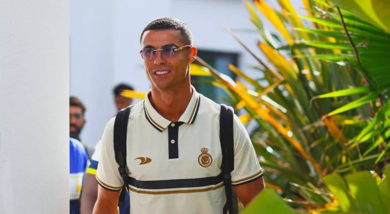 شاهد.. استقبال رونالدو لـ”مسلي آل معمر” في معسكر النصر بالبرتغال